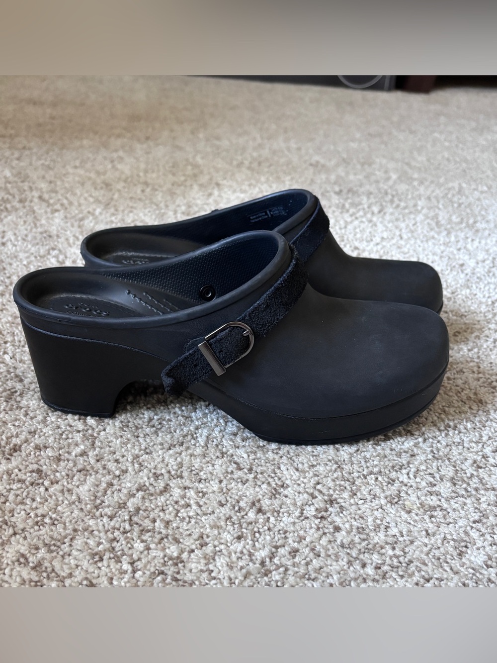 CROCS Sarah Slip On Comfort Mules Clogs Black Buckle Strap Women’s Size 8
